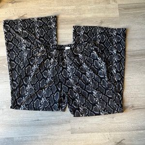 Some super stretchy pants. Flare at bottom. Size medium smoke free home